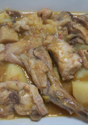 Una foto de Conejo con setas en salsa de almendras