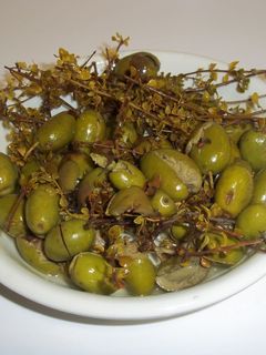 Una foto de Adobar las aceitunas partidas