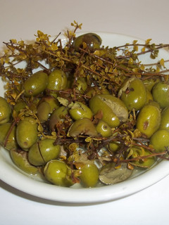 Una foto de Adobar las aceitunas partidas