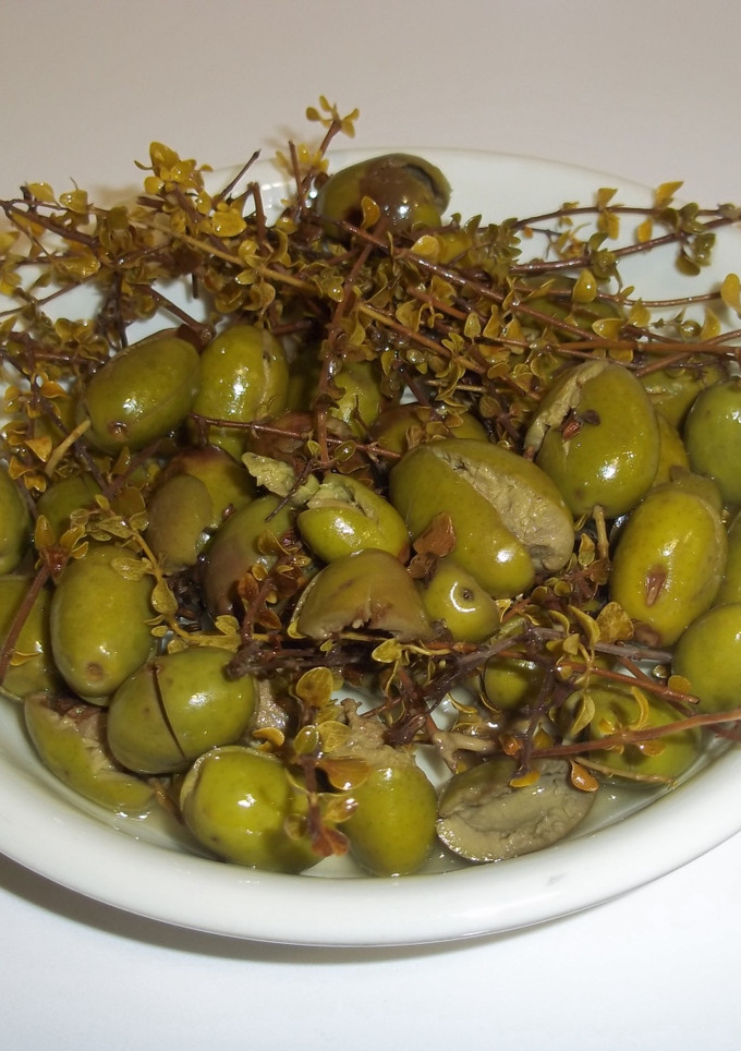 Una foto de Adobar las aceitunas partidas