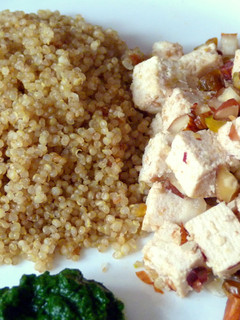 Una foto de Tofu con quinoa y salsa de espinacas