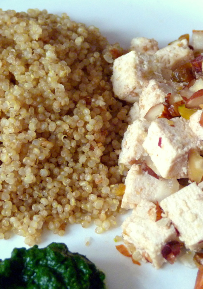 Una foto de Tofu con quinoa y salsa de espinacas
