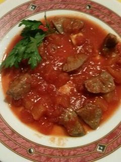 Una foto de Dados de hígado de cordero en salsa de tomate