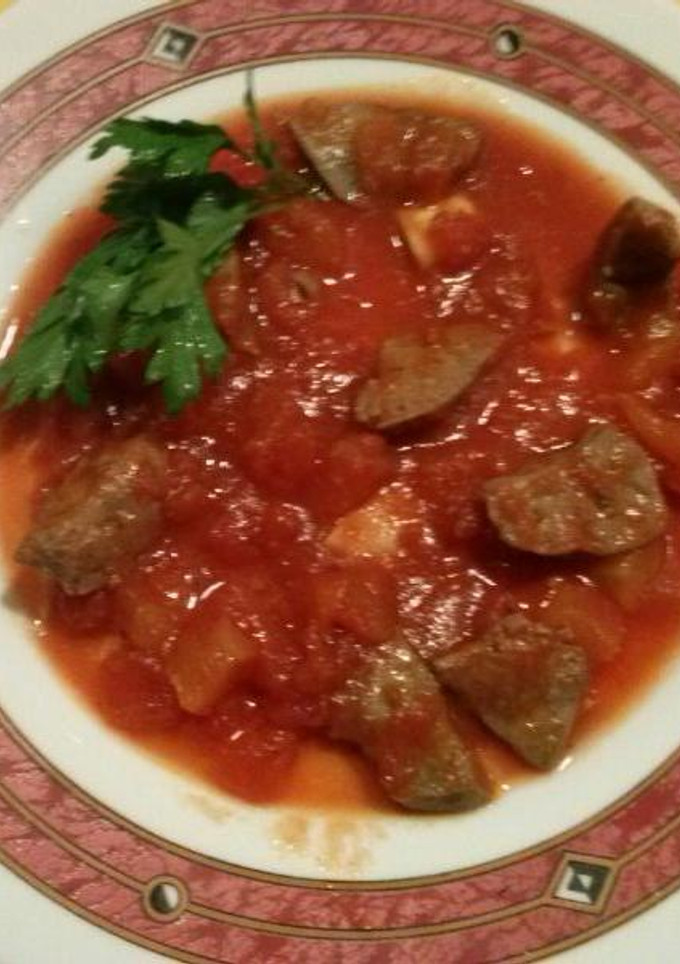 Una foto de Dados de hígado de cordero en salsa de tomate