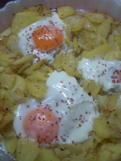 Una foto de Patatas con huevos a la sal roja de Háwai