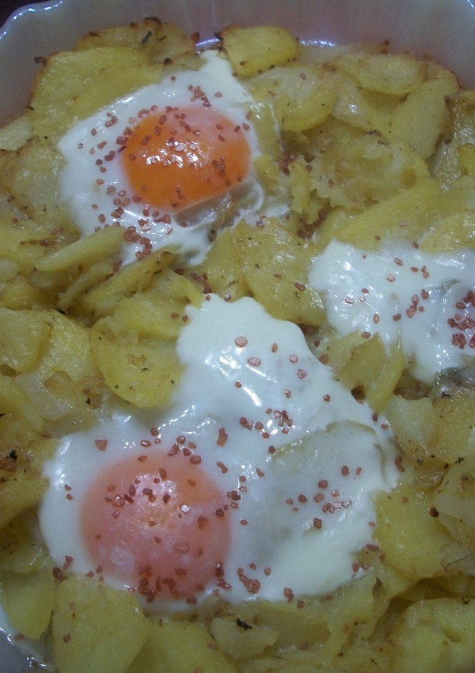 Una foto de Patatas con huevos a la sal roja de Háwai