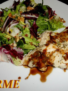 Una foto de Ensalada con supremas de pollo a la papillotte