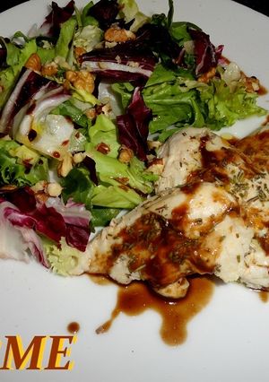 Una foto de Ensalada con supremas de pollo a la papillotte