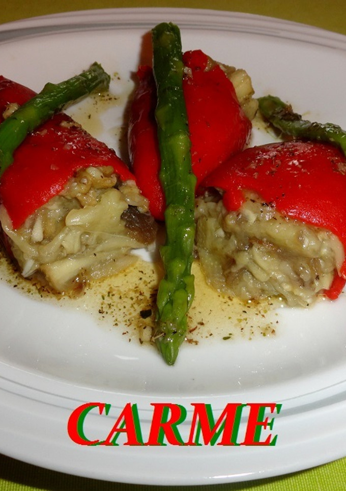 Una foto de Pimientos del piquillo rellenos de berenjena escalibada
