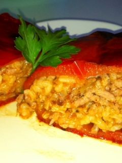 Una foto de Pimientos rellenos con arroz y carne