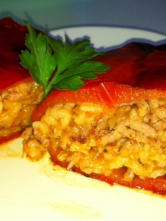 Una foto de Pimientos rellenos con arroz y carne