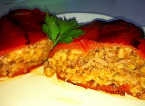 Una foto de Pimientos rellenos con arroz y carne