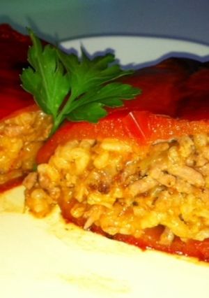 Una foto de Pimientos rellenos con arroz y carne