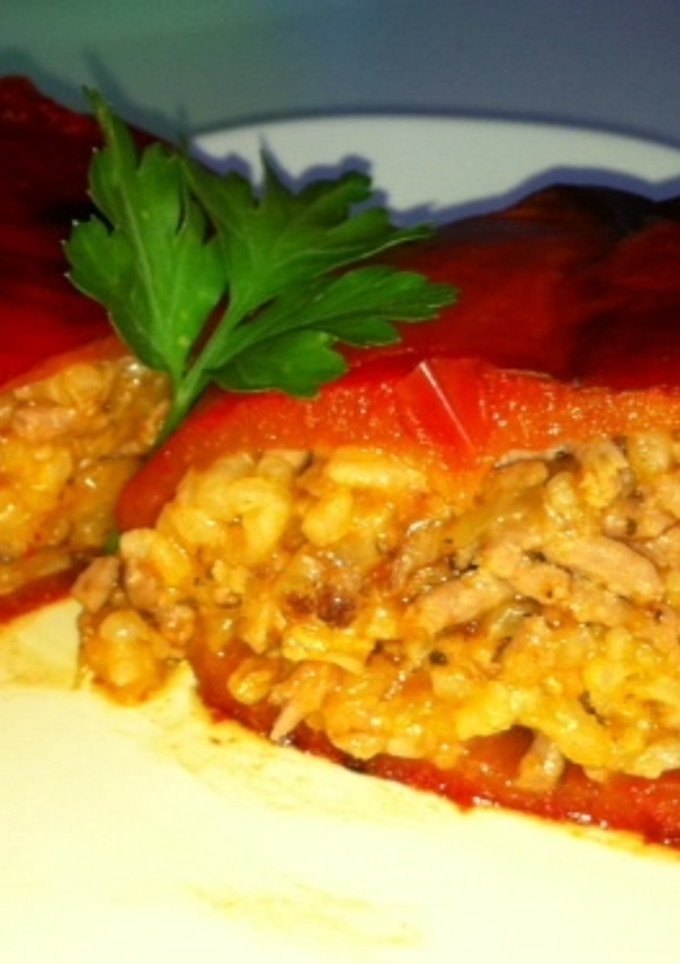 Una foto de Pimientos rellenos con arroz y carne