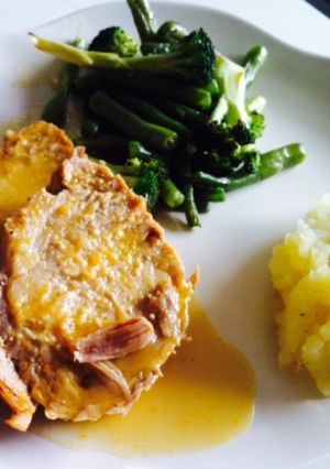 Una foto de Lomo asado con salsa de zanahorias y calabaza