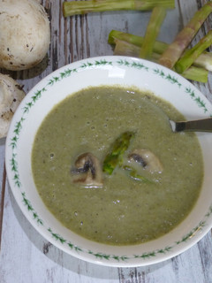 Una foto de Crema de champiñones y espárragos