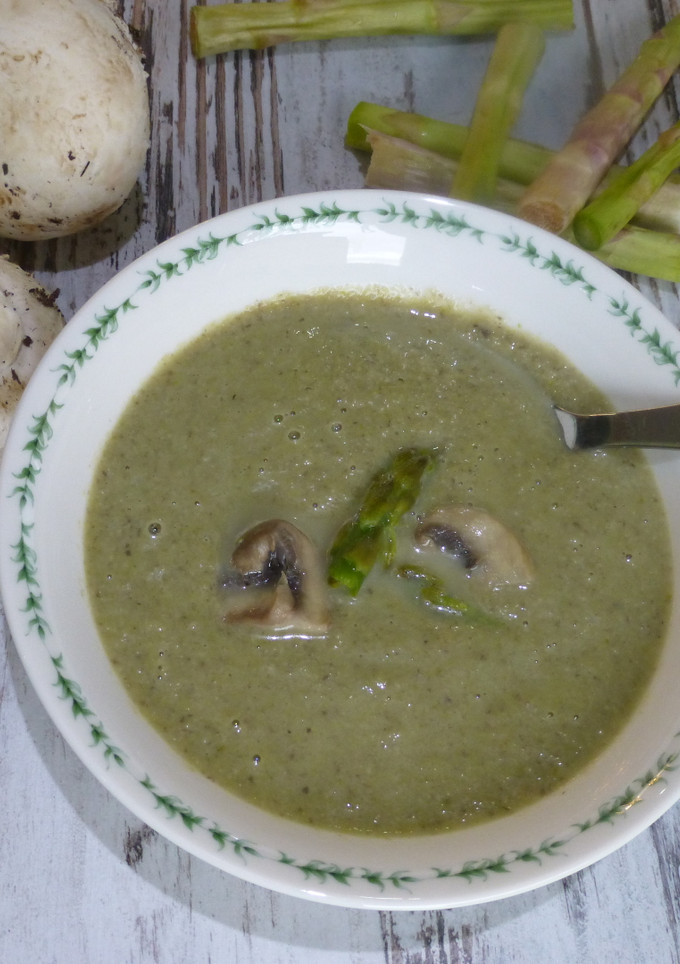 Una foto de Crema de champiñones y espárragos