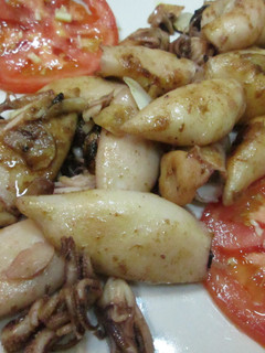 Una foto de Chipirones al ajo con tomates