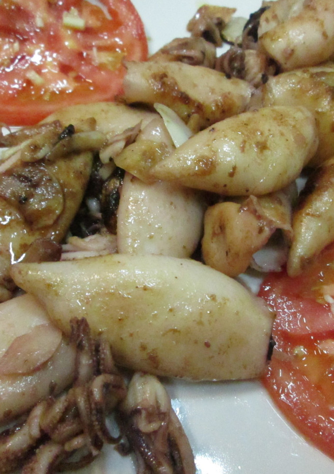 Una foto de Chipirones al ajo con tomates