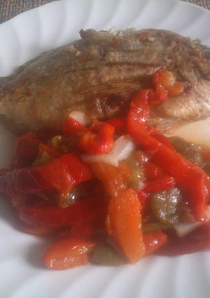 Una foto de Dorada salvaje con pimientos asados