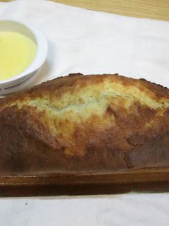Una foto de Bizcocho de limón con crema regia