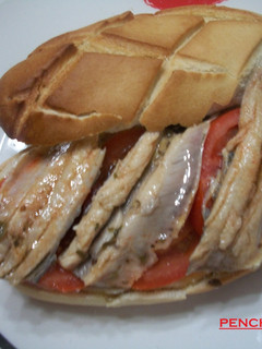Una foto de Bocata de tomate con sardinas maceradas