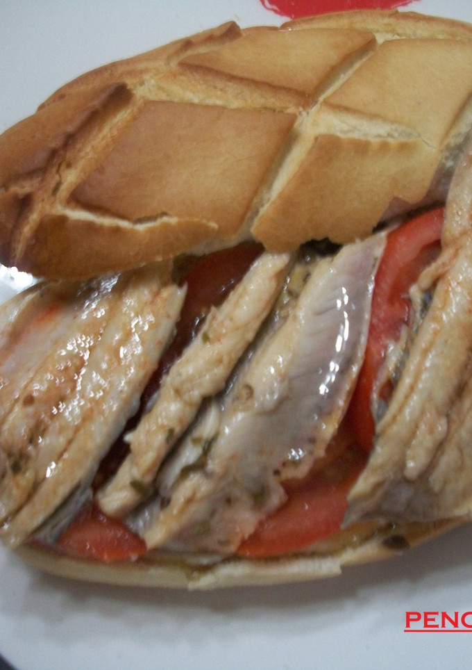 Una foto de Bocata de tomate con sardinas maceradas