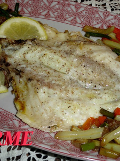 Una foto de Dorada a la espalda con salteado de verduras