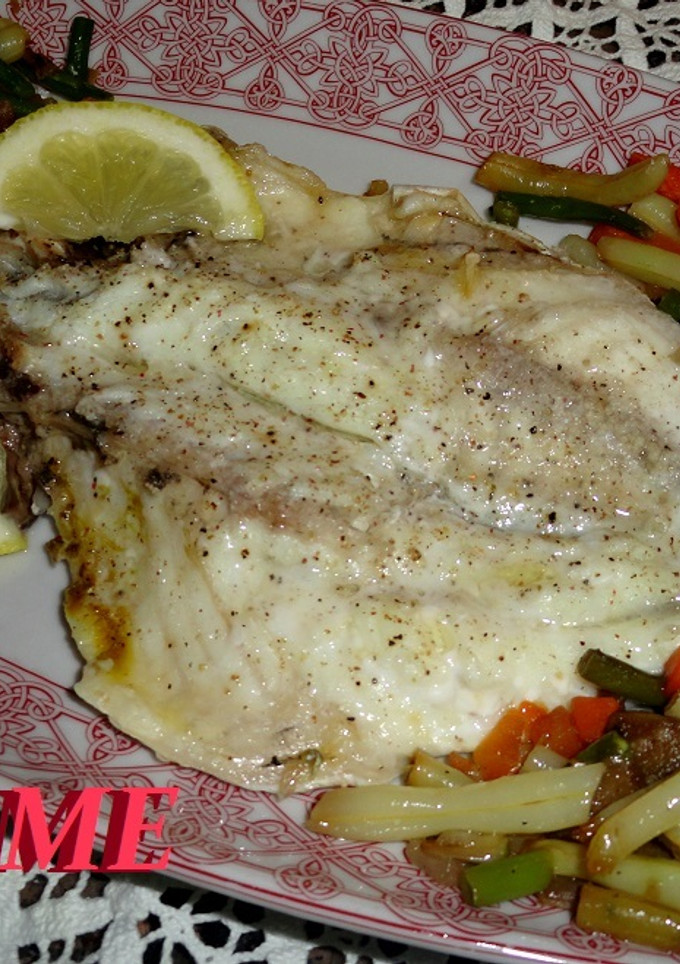 Una foto de Dorada a la espalda con salteado de verduras