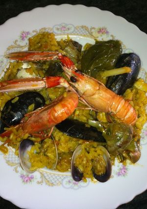 Una foto de Paella de marisco y verduras