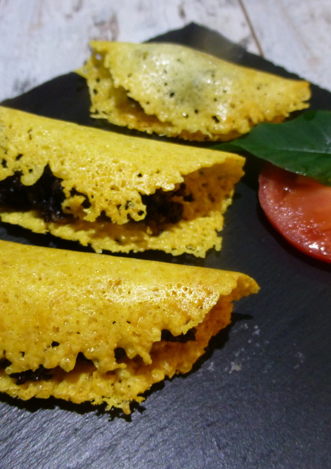 Una foto de Canapé de galleta de queso y morcilla