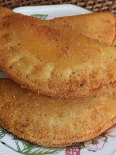 Una foto de Empanadas de pollo fritas rebozas en harina de maíz