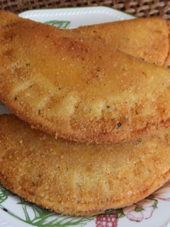 Foto principal de Empanadas de pollo fritas rebozas en harina de maíz