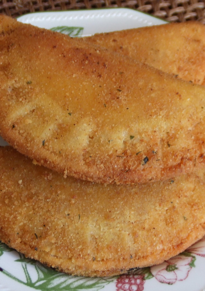 Una foto de Empanadas de pollo fritas rebozas en harina de maíz