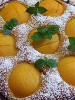Una foto de Pastel de almendra con melocotones en almíbar