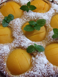 Una foto de Pastel de almendra con melocotones en almíbar