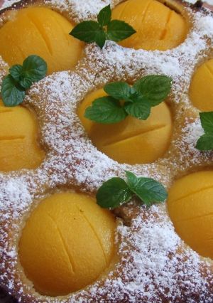 Una foto de Pastel de almendra con melocotones en almíbar