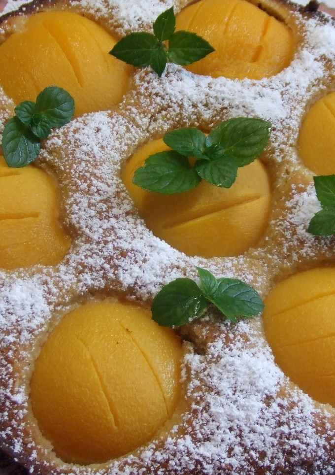 Una foto de Pastel de almendra con melocotones en almíbar