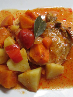 Una foto de Costeletas de cerdo estofadas con papas y batatas
