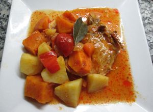 Foto principal de Costeletas de cerdo estofadas con papas y batatas