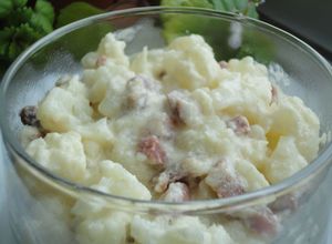 Una foto de Coliflor con salsa de queso y jamón