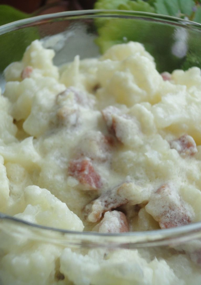 Una foto de Coliflor con salsa de queso y jamón