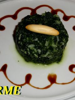 Una foto de Timbal de espinacas con arroz y queso azul