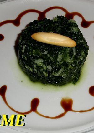 Una foto de Timbal de espinacas con arroz y queso azul