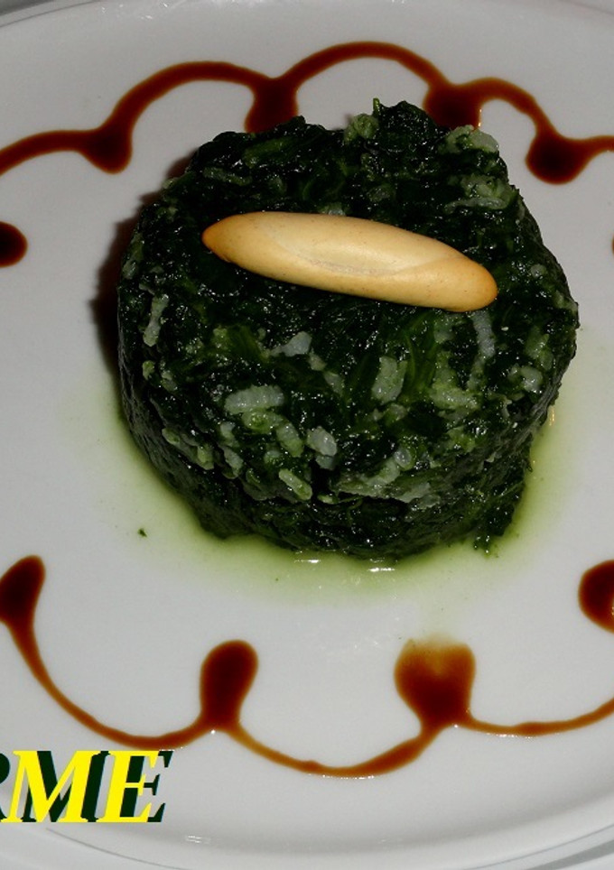 Una foto de Timbal de espinacas con arroz y queso azul