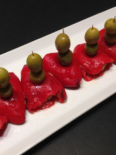 Una foto de Pimientos del piquillo rellenos de atún y aceitunas