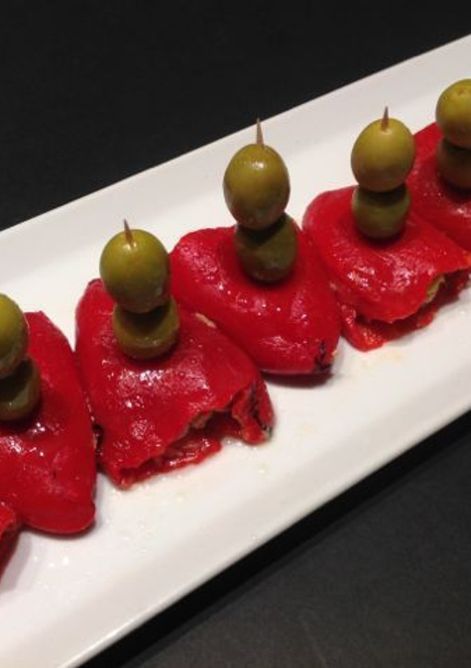 Una foto de Pimientos del piquillo rellenos de atún y aceitunas
