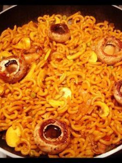 Una foto de Fideos melosos con champiñones