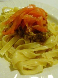 Una foto de Tallarines con salsa de pistacho y tiras de salmón