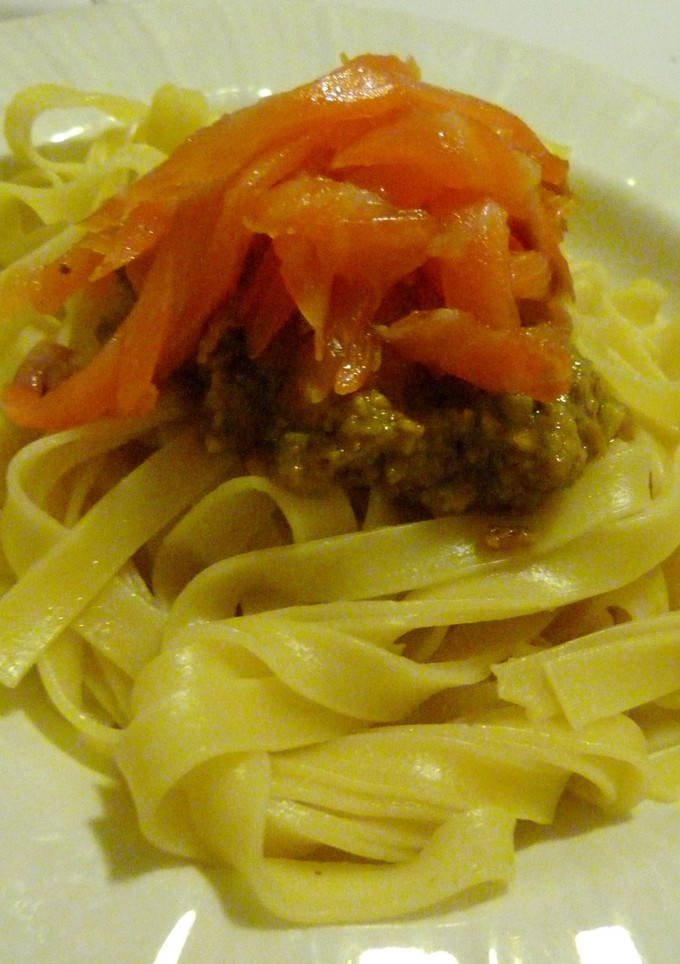 Una foto de Tallarines con salsa de pistacho y tiras de salmón